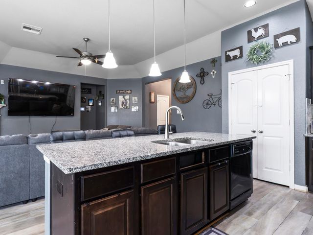 315 Woodhaven Drive, West Columbia, TX 77486