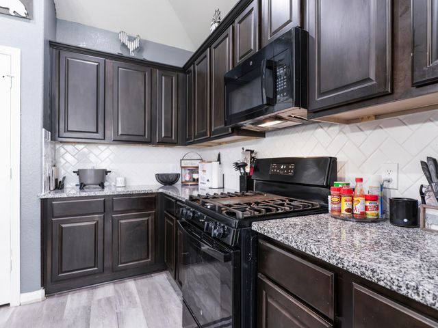 315 Woodhaven Drive, West Columbia, TX 77486