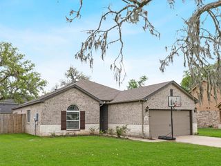 315 Woodhaven Drive, West Columbia, TX 77486