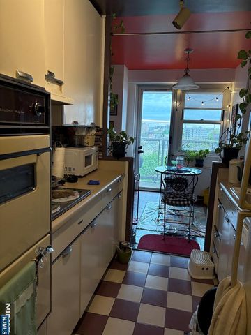 6600 Boulevard East 11J, West New York, NJ 07093