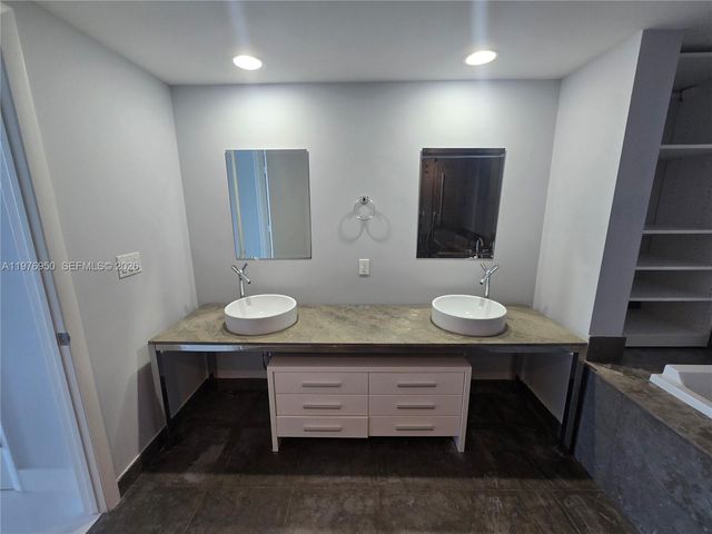 475 Brickell Ave 3407, Miami, FL 33131