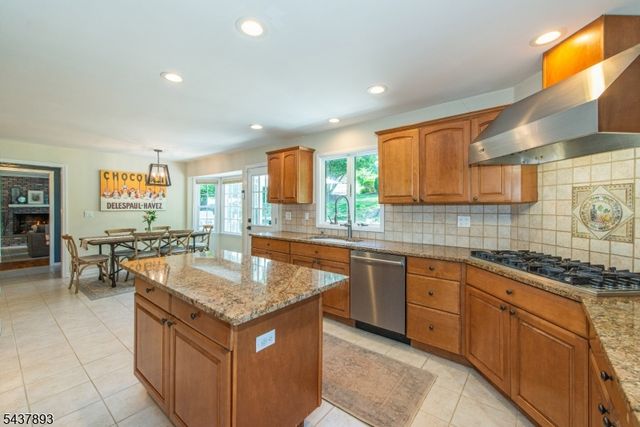 1 TULIP LN, Randolph Twp., NJ 07869