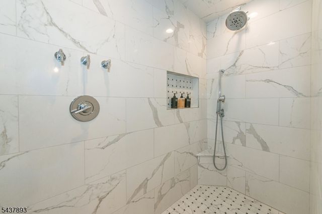 1 TULIP LN, Randolph Twp., NJ 07869