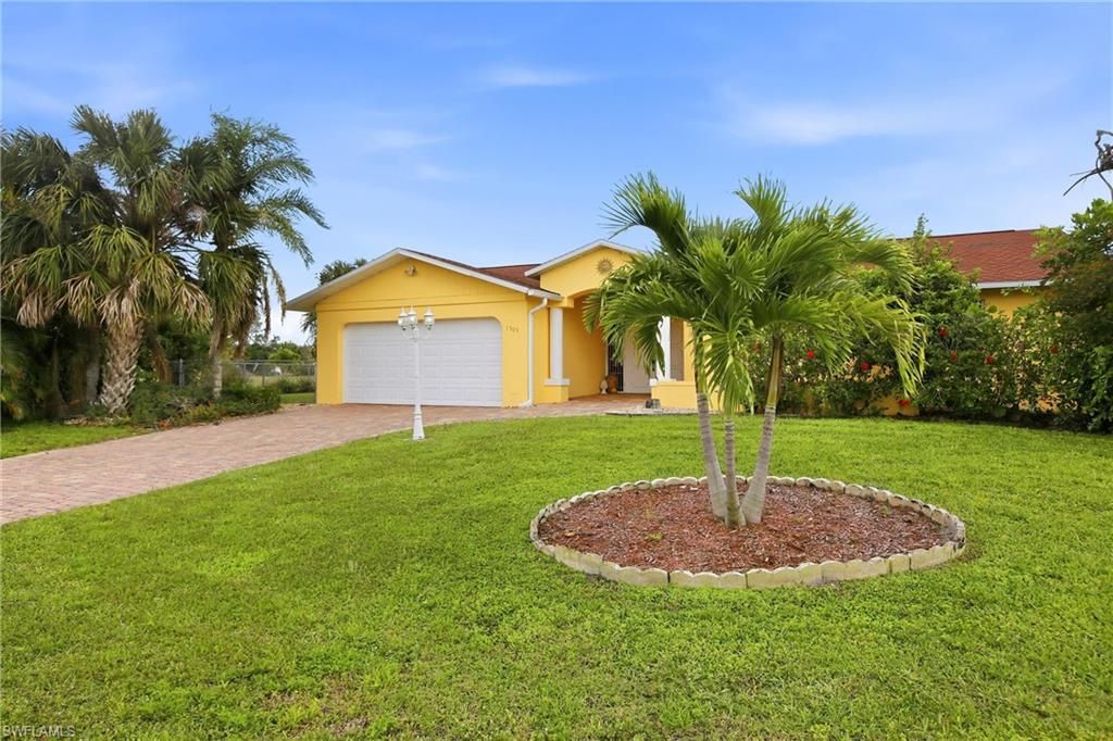Image 2 of property listing at 1506 SE 21st TER, Cape Coral, FL 33990