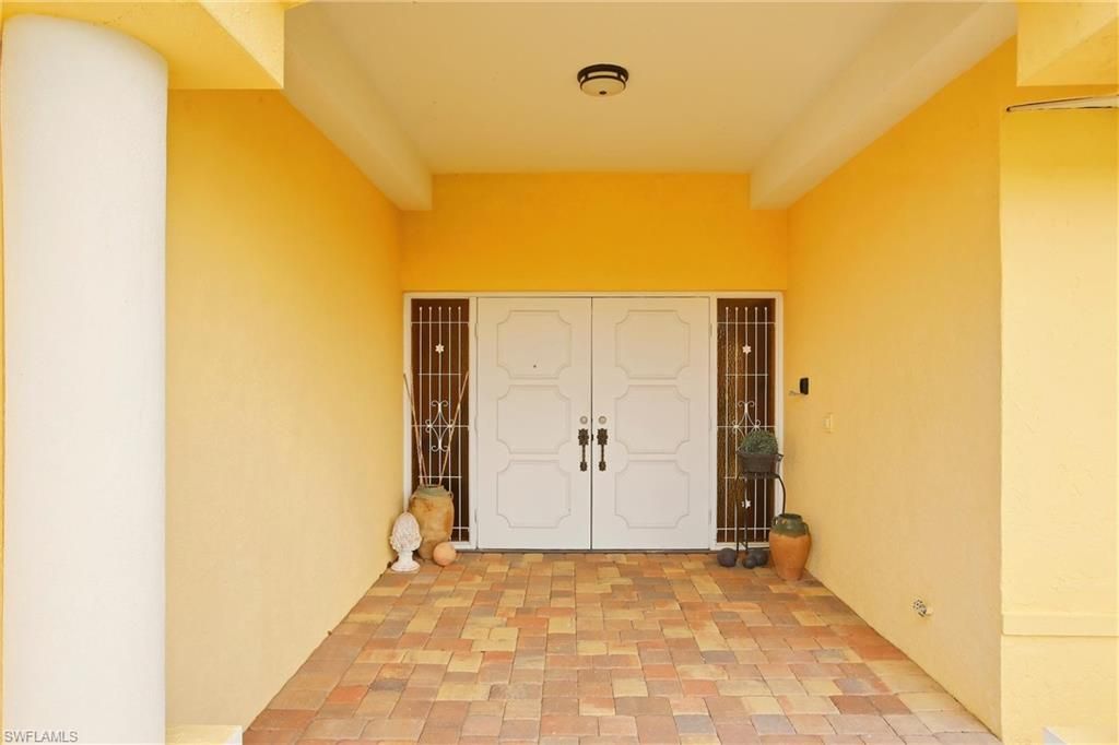 Image 3 of property listing at 1506 SE 21st TER, Cape Coral, FL 33990