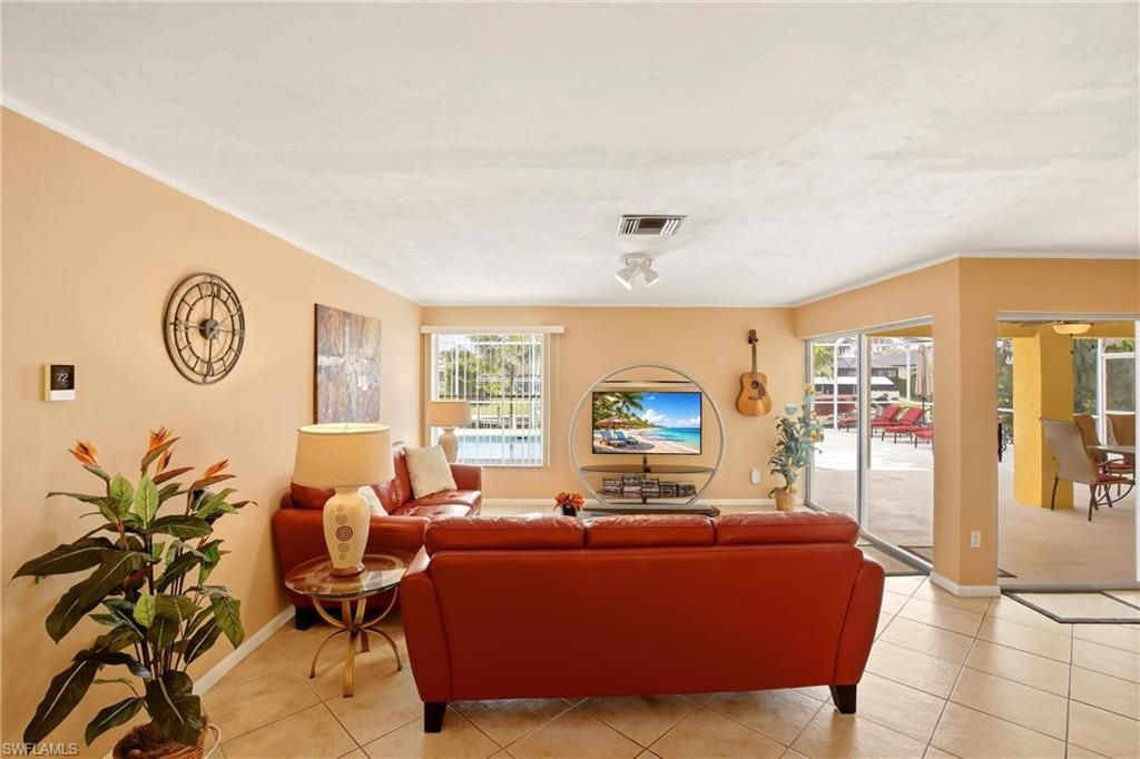 Image 4 of property listing at 1506 SE 21st TER, Cape Coral, FL 33990