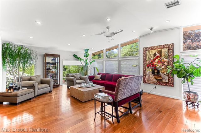 20 Martell Drive, Bloomfield Hills, MI 48304