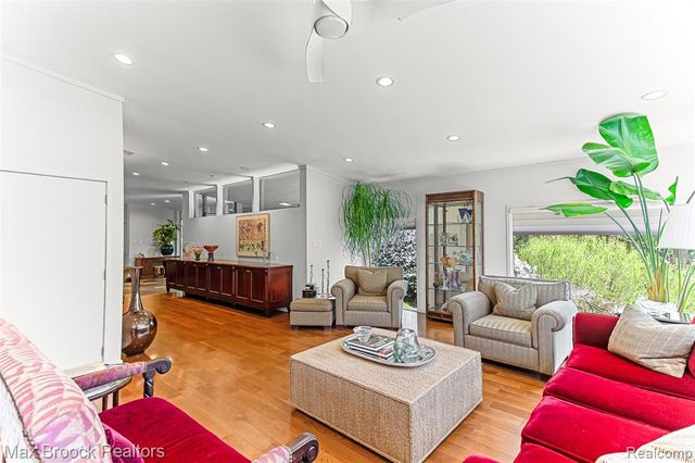20 Martell Drive, Bloomfield Hills, MI 48304