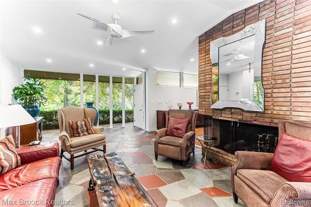 20 Martell Drive, Bloomfield Hills, MI 48304