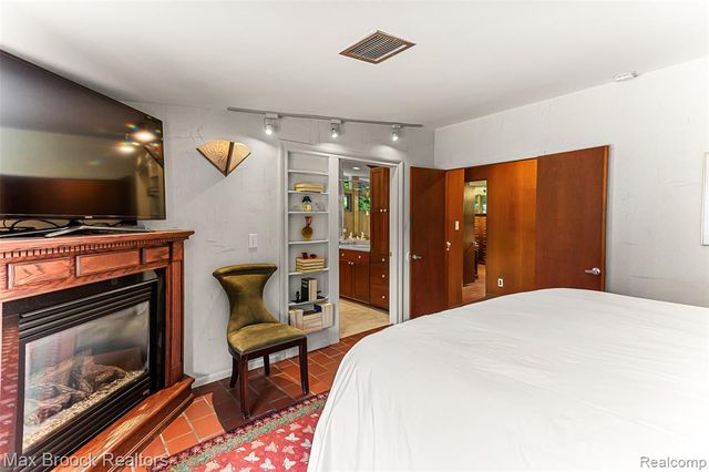 20 Martell Drive, Bloomfield Hills, MI 48304