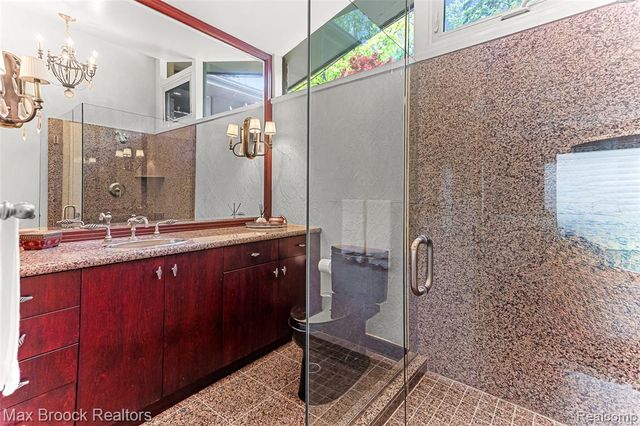 20 Martell Drive, Bloomfield Hills, MI 48304