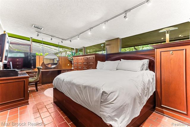 20 Martell Drive, Bloomfield Hills, MI 48304