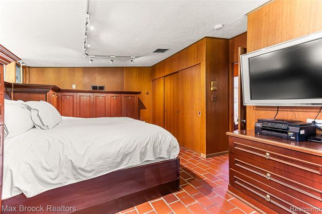 20 Martell Drive, Bloomfield Hills, MI 48304