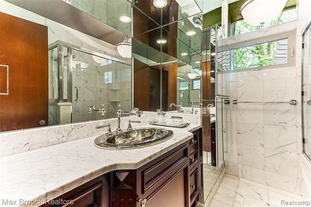20 Martell Drive, Bloomfield Hills, MI 48304