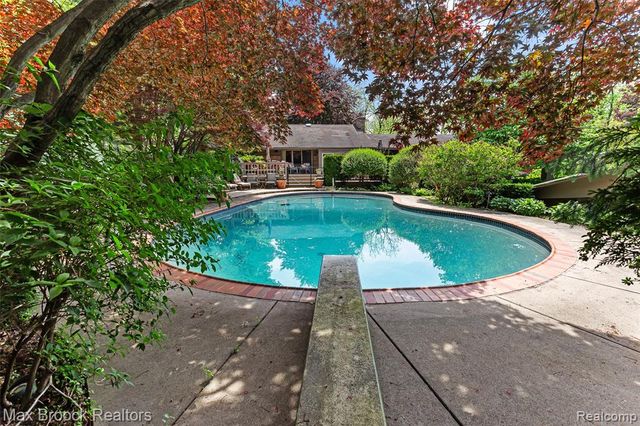 20 Martell Drive, Bloomfield Hills, MI 48304