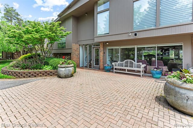 20 Martell Drive, Bloomfield Hills, MI 48304