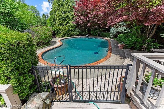 20 Martell Drive, Bloomfield Hills, MI 48304