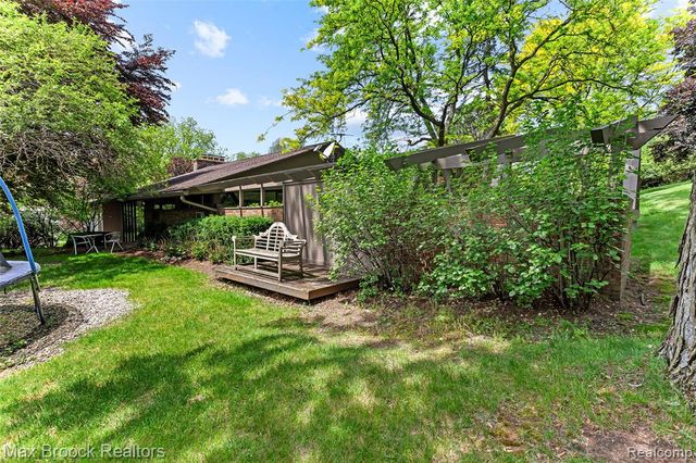 20 Martell Drive, Bloomfield Hills, MI 48304