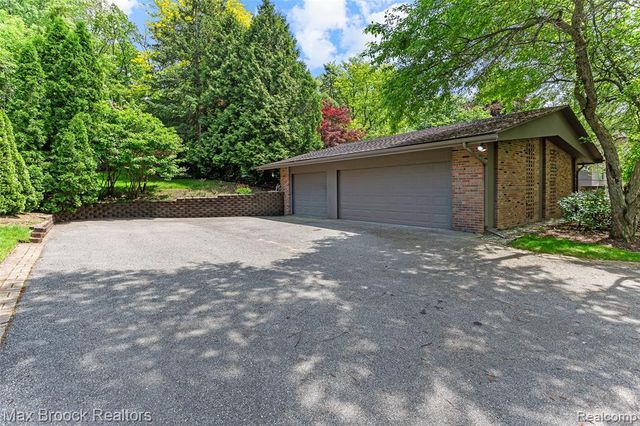 20 Martell Drive, Bloomfield Hills, MI 48304