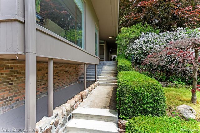 20 Martell Drive, Bloomfield Hills, MI 48304