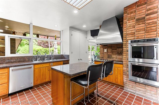 20 Martell Drive, Bloomfield Hills, MI 48304