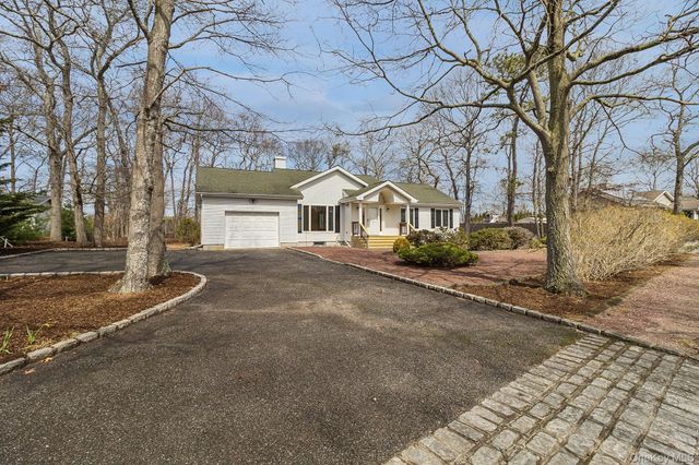 4 Carols Way, Hampton Bays, NY 11946