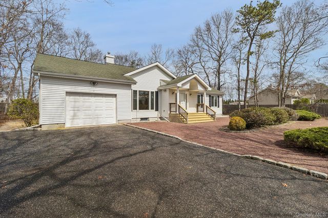 4 Carols Way, Hampton Bays, NY 11946
