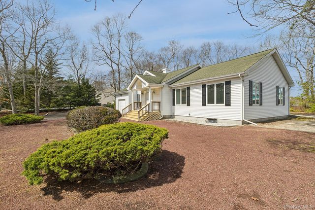4 Carols Way, Hampton Bays, NY 11946
