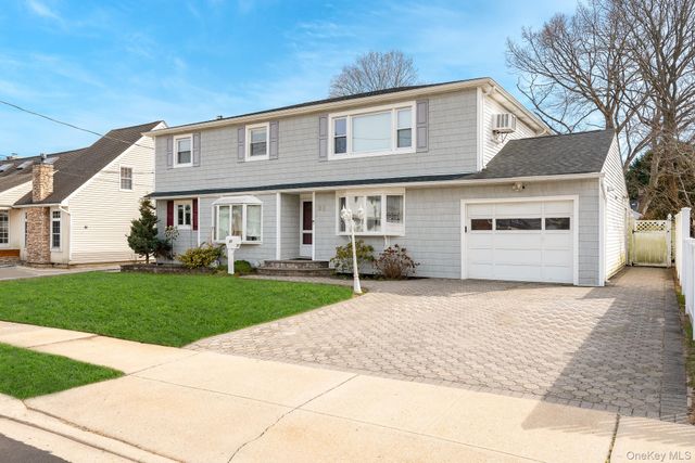 30 Poplar Avenue, Farmingdale, NY 11735