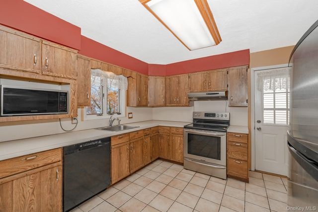 30 Poplar Avenue, Farmingdale, NY 11735