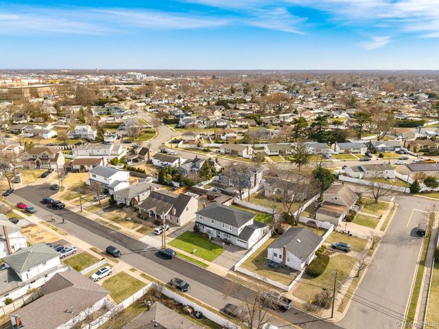 30 Poplar Avenue, Farmingdale, NY 11735