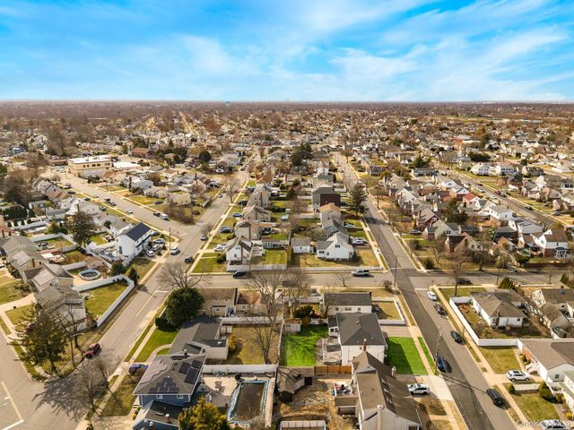 30 Poplar Avenue, Farmingdale, NY 11735