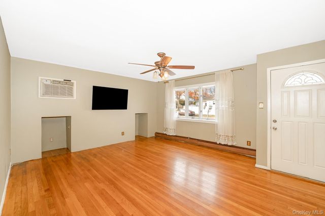 30 Poplar Avenue, Farmingdale, NY 11735