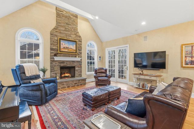 732 SAINT ANDREWS RD, Philadelphia, PA 19118