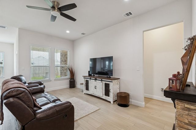 388 N Montague Street, Pilot Point, TX 76258