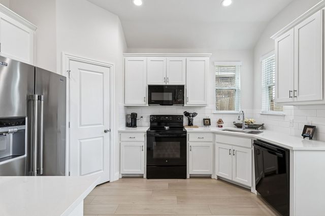 388 N Montague Street, Pilot Point, TX 76258