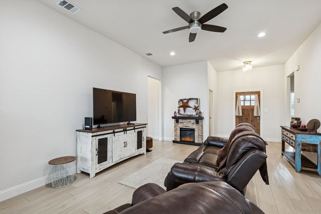 388 N Montague Street, Pilot Point, TX 76258