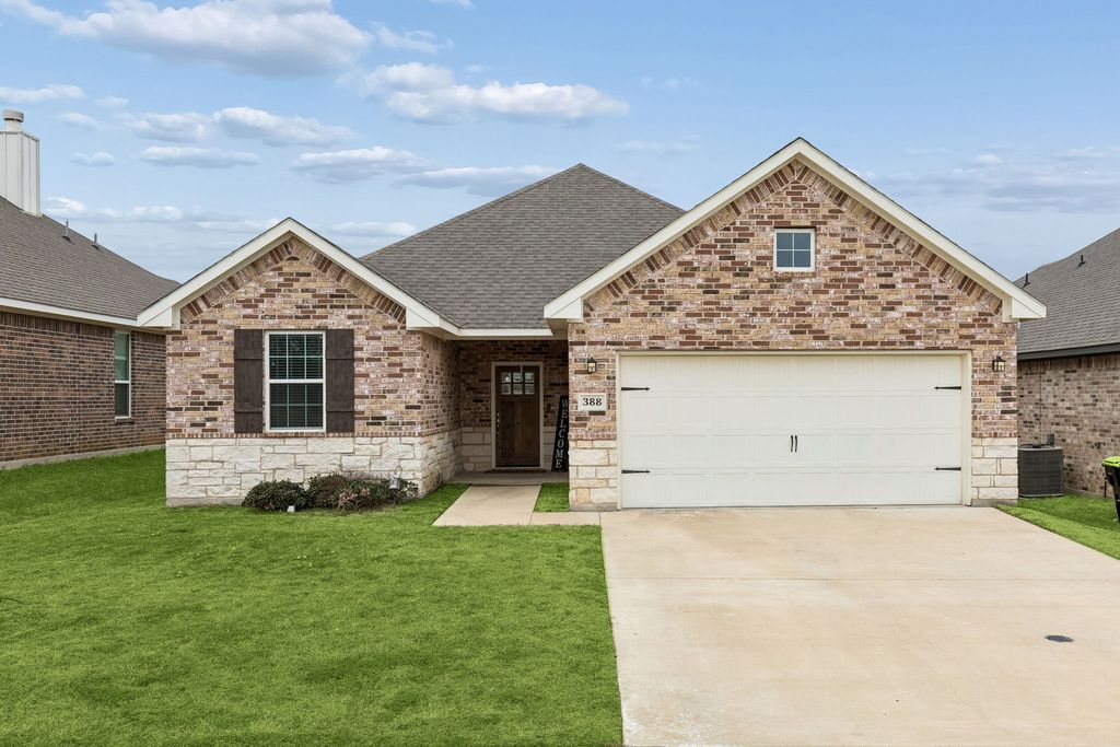 388 N Montague Street, Pilot Point, TX 76258