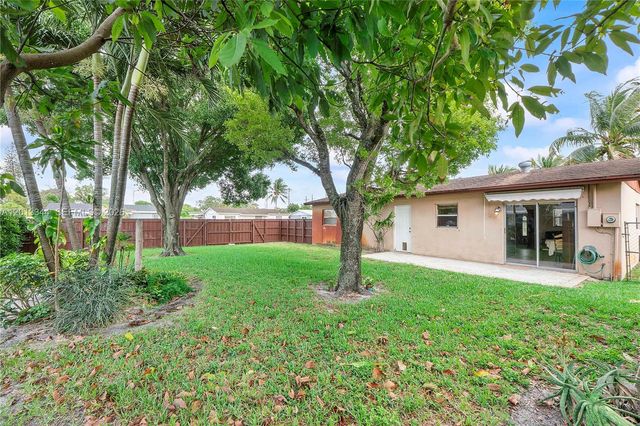 7201 SW 4th St, North Lauderdale, FL 33068