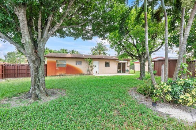 7201 SW 4th St, North Lauderdale, FL 33068