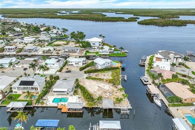 18 Avenida Carita, Fort Myers Beach, FL 33931