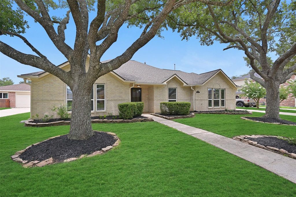 2015 Stonecrest Way, Pearland, TX 77581
