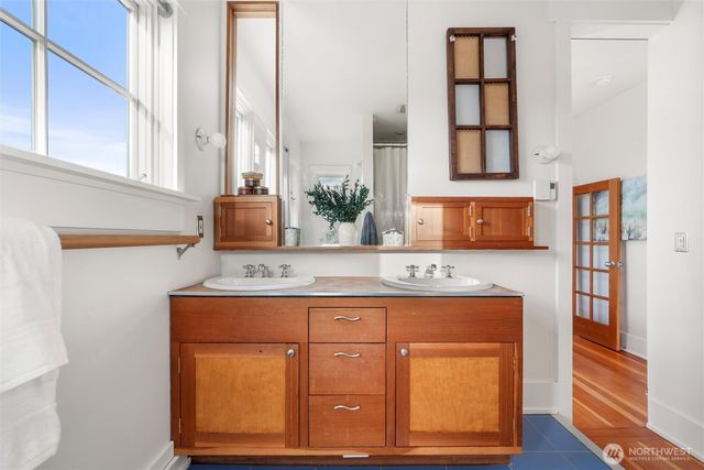 360 Howe Street, Seattle, WA 98109