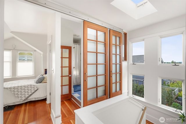 360 Howe Street, Seattle, WA 98109