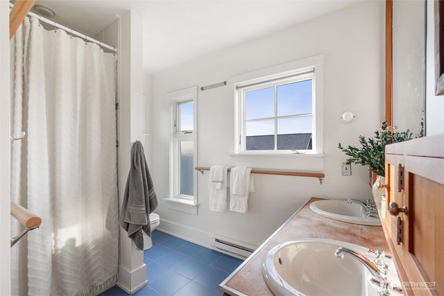 360 Howe Street, Seattle, WA 98109