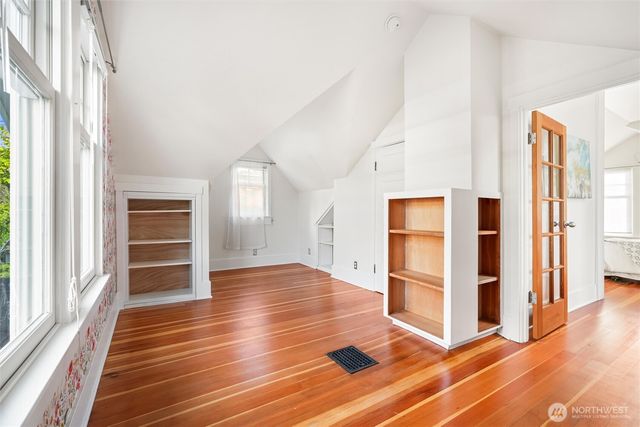 360 Howe Street, Seattle, WA 98109