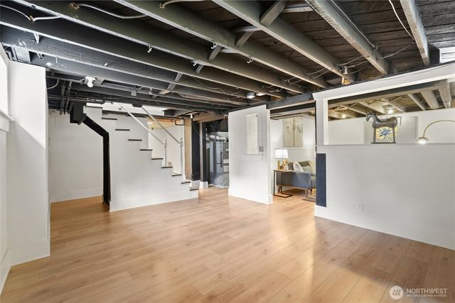 360 Howe Street, Seattle, WA 98109