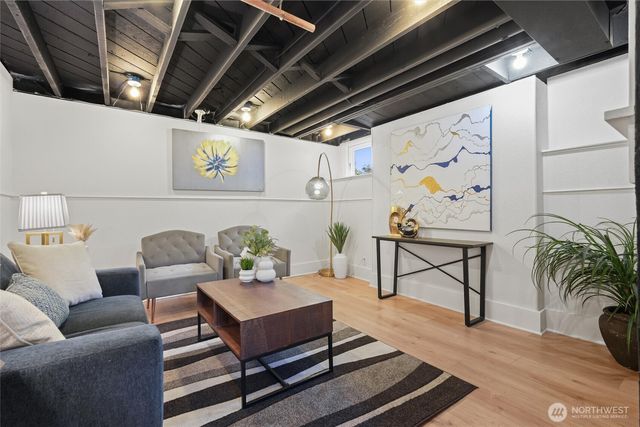 360 Howe Street, Seattle, WA 98109