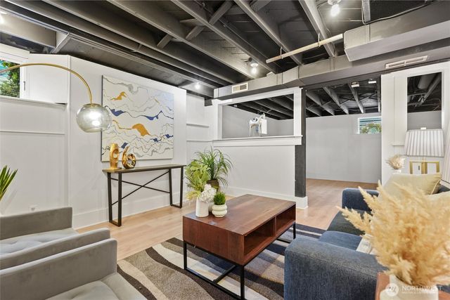 360 Howe Street, Seattle, WA 98109