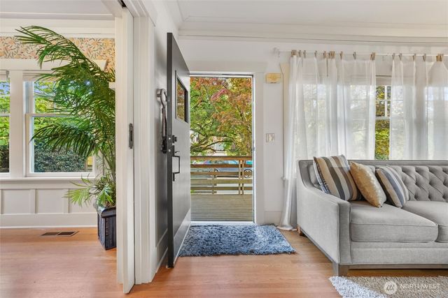 360 Howe Street, Seattle, WA 98109